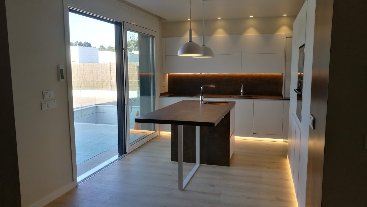 Cocina moderna con isla de mármol y acabados premium