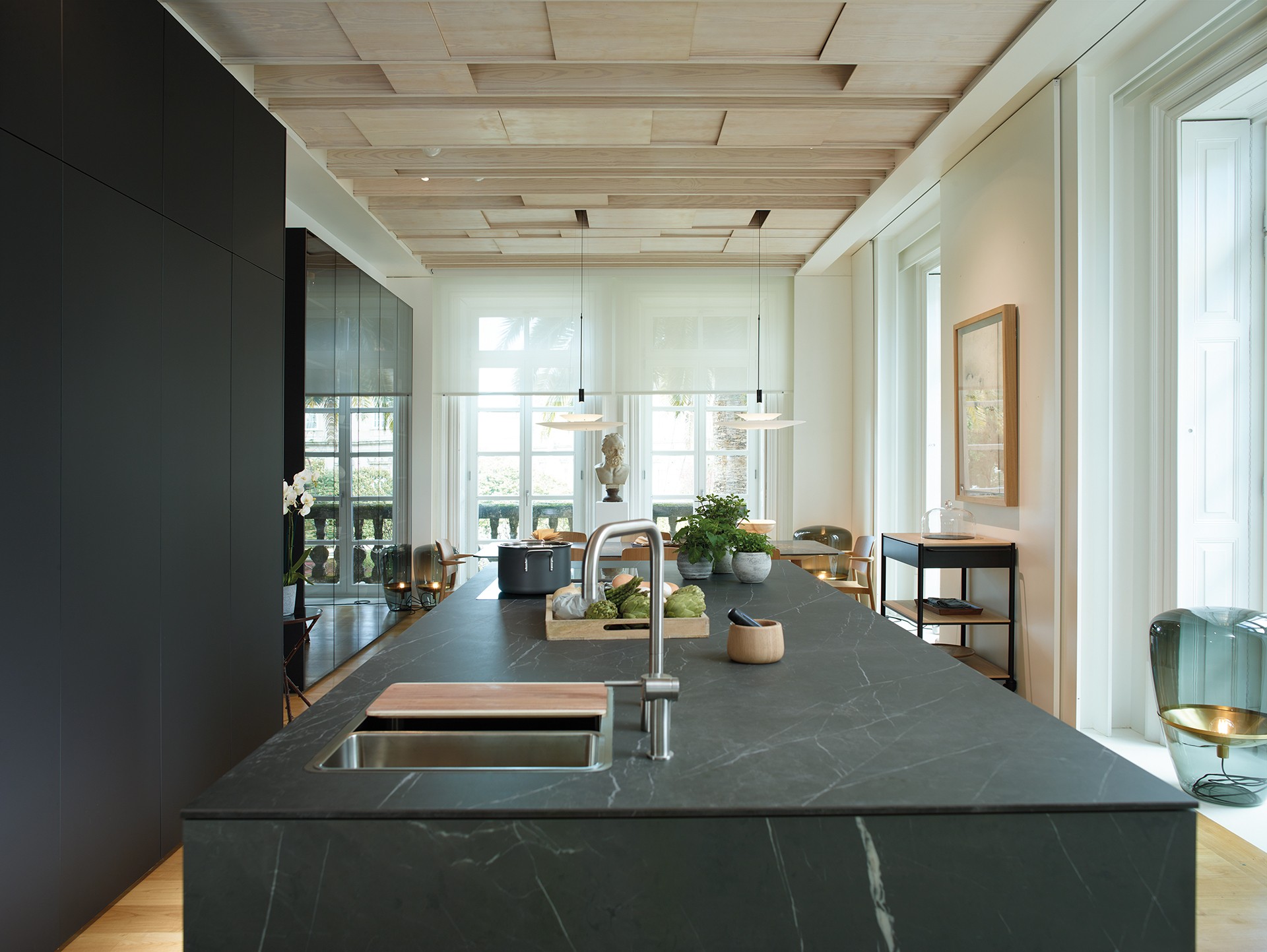 Cocina moderna con encimeras de mármol y acabados de lujo - Mangas Cerámica